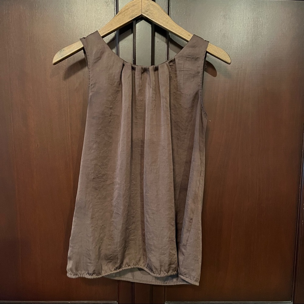 Ann Taylor Loft pleated sleeveless blouse. Brown, Size Small.  100% Polyester.